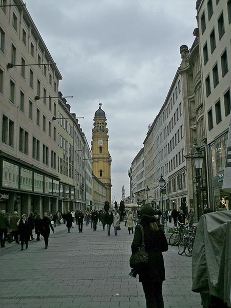 Blick vom Odeonsplatz München zur Theatinerkirche